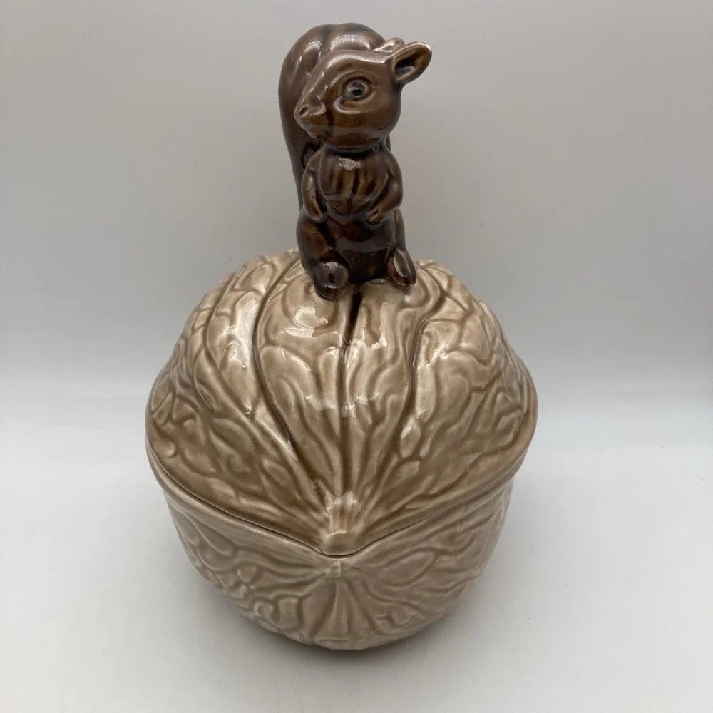 VTG SQUIRREL ON WALNUT CERAMIC DISH ARMBEE JAPAN 7.5